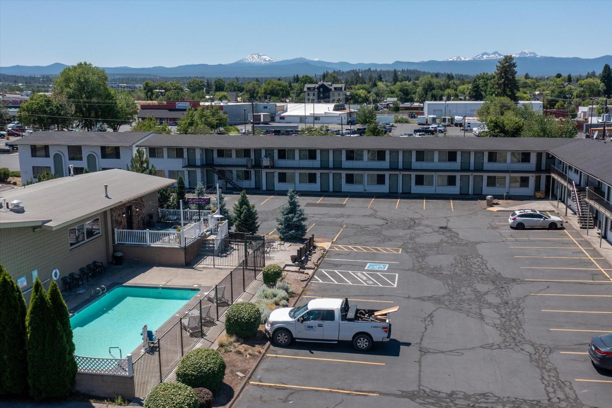 Bend Inn & Suites Bagian luar foto