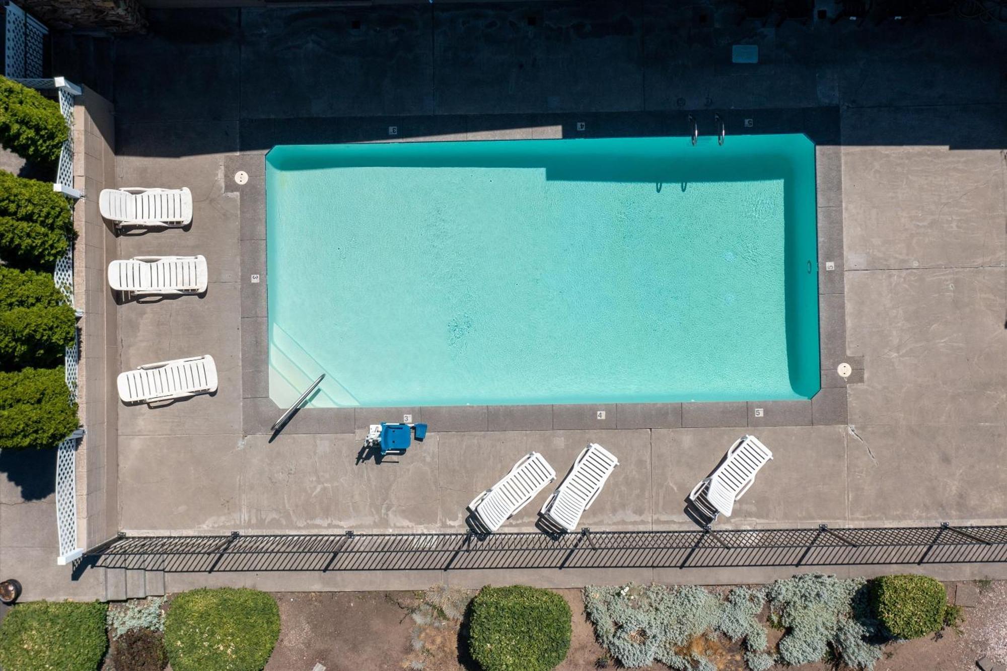 Bend Inn & Suites Bagian luar foto