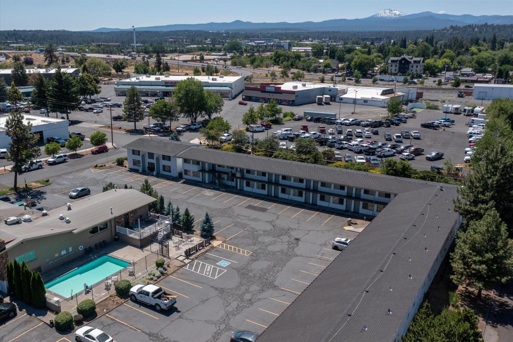 Bend Inn & Suites Bagian luar foto