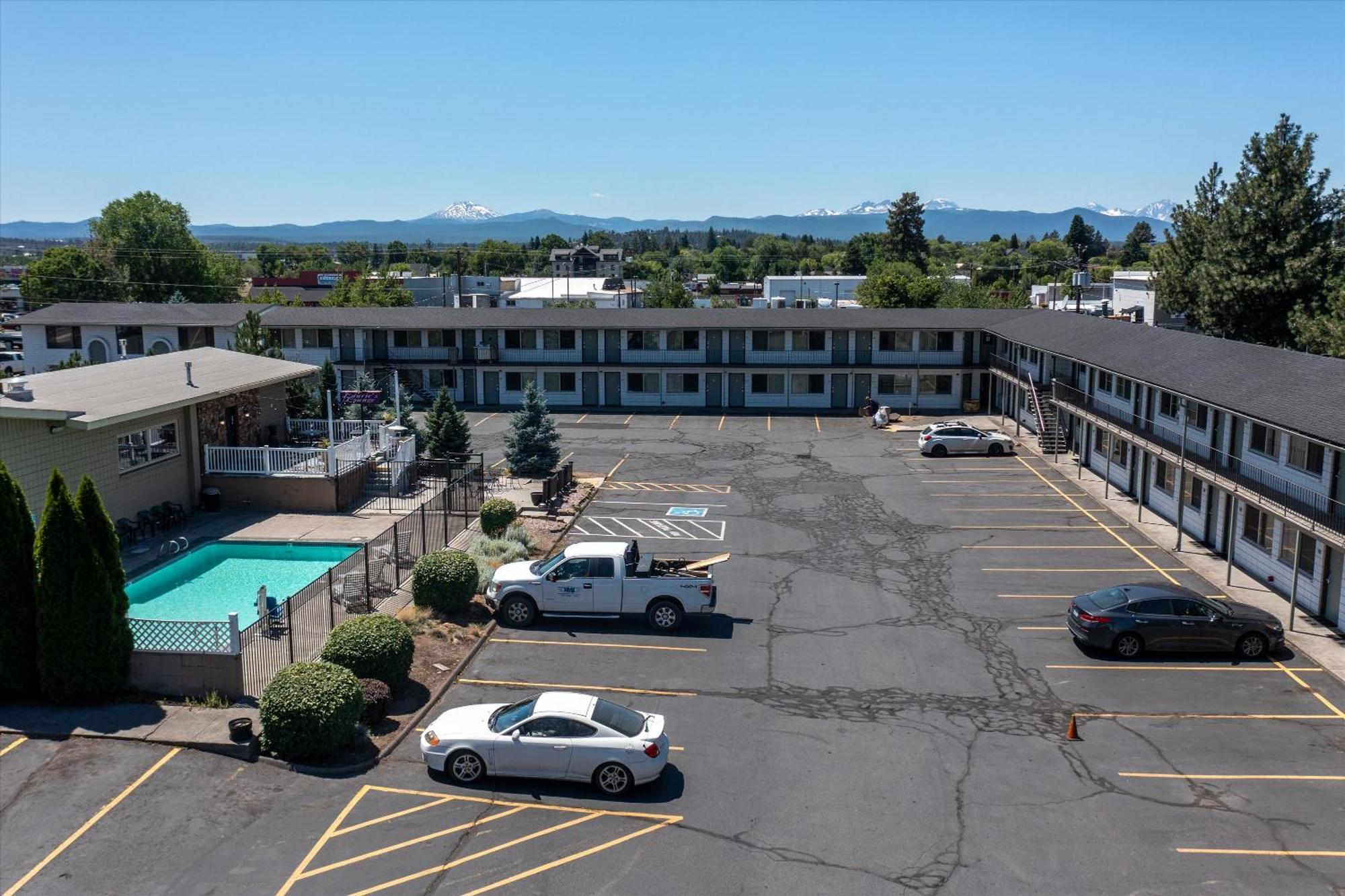 Bend Inn & Suites Bagian luar foto